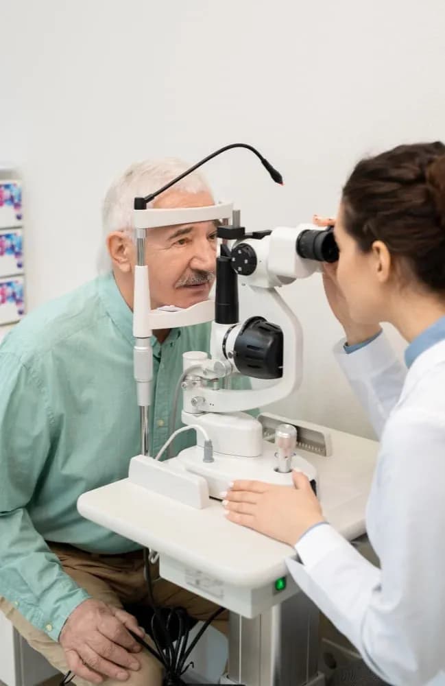 <p class="wow fadeInUp" data-wow-delay="0.2s">Las lentes intraoculares multifocales se implantan ampliamente en cirug&iacute;as de cataratas para lograr independencia de las gafas. Pero las lentes intraoculares multifocales pueden provocar problemas de visi&oacute;n que incluyen deslumbramiento y halos, desarroll&aacute;ndose adem&aacute;s en disfotopsia, un s&iacute;ntoma neurosensorial, que hace que los pacientes se sientan infelices e insatisfechos.</p>
<p class="wow fadeInUp" data-wow-delay="0.2s">Bynocs tiene como objetivo tratar los problemas de visi&oacute;n causados por trastornos neurosensoriales o neurovestibulares mediante un h&aacute;bil&nbsp;<a class="text-black" href="https://www.bynocs.com/neuro-opthalmology-treatment/"><strong><u>tratamiento neuro-oftalmol&oacute;gico</u></strong></a>, ayudando a la neuroadaptaci&oacute;n. La neuroadaptaci&oacute;n desempe&ntilde;a un papel vital en la adaptaci&oacute;n del LIO multifocal. La neuroadaptaci&oacute;n son los cambios neuronales inducidos por el nuevo tipo de experiencia visual. Es un proceso importante para el &eacute;xito de la cirug&iacute;a de cataratas implantada con lentes intraoculares multifocales. Cuando se implanta una lente multifocal, el cerebro del paciente est&aacute; expuesto a m&uacute;ltiples im&aacute;genes enfocadas por el ojo. Hay rivalidad intraocular debido al retraso del desarrollo neuronal, y el cerebro tiene que elegir una de las muchas im&aacute;genes. A veces, el cerebro se confunde al procesar las entradas, manifestando as&iacute; problemas de visi&oacute;n. Esto se debe a que los nuevos canales de neurocircuitos deben establecerse, lo que requiere tiempo. El tiempo que lleva la neuroadaptaci&oacute;n var&iacute;a de persona a persona.</p>