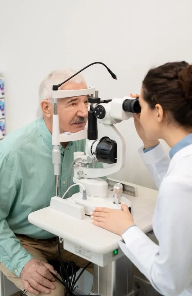 <p class="wow fadeInUp" data-wow-delay="0.2s">Le lenti intraoculari multifocali sono ampiamente impiantate negli interventi di cataratta per ottenere l&rsquo;indipendenza dagli occhiali. Tuttavia, queste lenti possono causare problemi visivi come abbagliamento e aloni, che possono evolversi in disfotopsia, un sintomo neurosensoriale che rende i pazienti insoddisfatti.</p>
<p class="wow fadeInUp" data-wow-delay="0.2s">Bynocs mira a trattare i problemi visivi causati da disturbi neurosensoriali o neurovestibolari con un adeguato&nbsp;<a class="text-black" href="https://www.bynocs.com/neuro-opthalmology-treatment/"><strong><u>trattamento neuro-oftalmologico</u></strong></a>, aiutando la neuroadattazione. La neuroadattazione svolge un ruolo fondamentale nell&rsquo;adattamento delle IOL multifocali. &Egrave; il processo di cambiamenti neurali indotti dal nuovo tipo di esperienza visiva. &Egrave; un passaggio chiave per il successo dell&rsquo;intervento di cataratta con impianto di lenti multifocali. Quando una lente multifocale viene impiantata, il cervello del paziente riceve pi&ugrave; immagini focalizzate dall&rsquo;occhio. Esiste una rivalit&agrave; intraoculare dovuta a un ritardo nello sviluppo neuro, e il cervello deve scegliere una delle immagini. A volte il cervello si confonde nell&rsquo;elaborazione delle informazioni, causando problemi di visione. Questo perch&eacute; devono formarsi nuovi canali di neurocircuito, e ci&ograve; richiede tempo. Il tempo necessario per la neuroadattazione varia da persona a persona.</p>