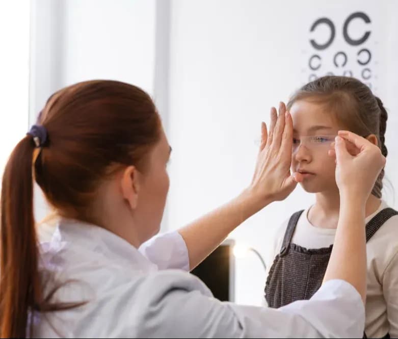 ¿Por qué ocurre el Síndrome de Visión por Computadora (CVS) o la Fatiga Visual Digital (DES)?