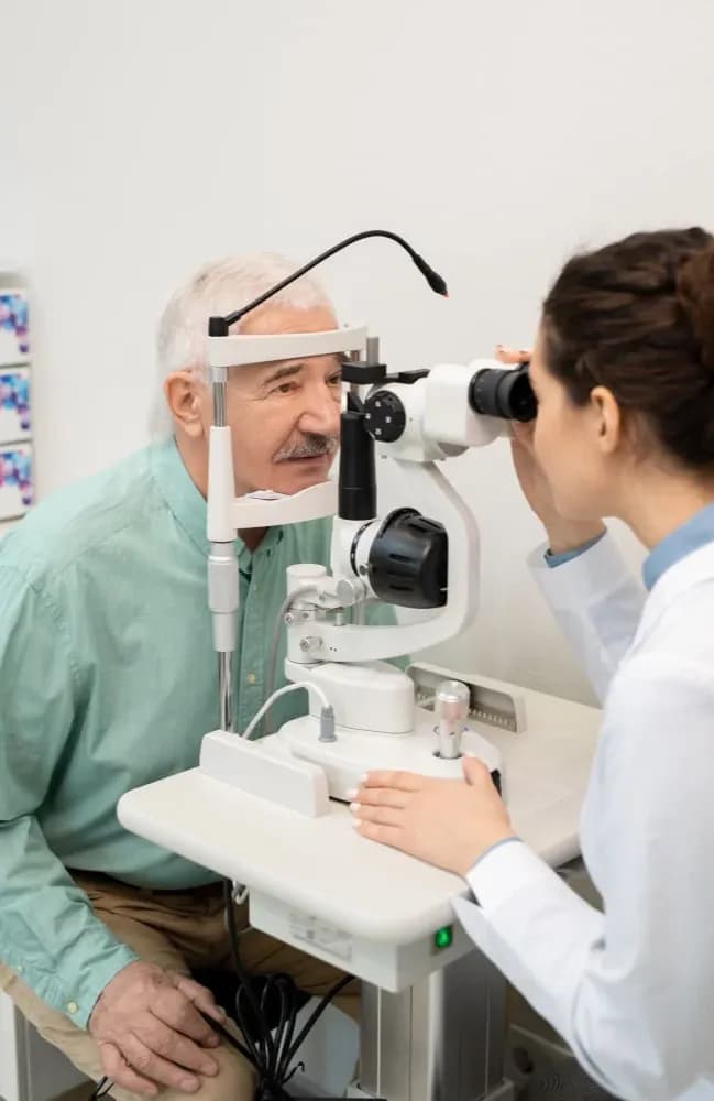 <p class="wow fadeInUp" data-wow-delay="0.2s">تُزرع العدسات داخل العين متعددة البؤر على نطاق واسع في عمليات إزالة المياه البيضاء بهدف الاستقلال عن النظارات. لكن هذه العدسات قد تؤدي إلى مشاكل في الرؤية تشمل الوهج والهالات، والتي قد تتطور إلى اضطراب عصبي بصري (dysphotopsia)، وهو عرض عصبي حسي يجعل المرضى غير راضين عن نتائج الجراحة.</p>
<p class="wow fadeInUp" data-wow-delay="0.2s">يهدف Bynocs إلى علاج مشاكل الرؤية الناتجة عن الاضطرابات العصبية أو العصبية الدهليزية من خلال <a class="text-black" href="https://www.bynocs.com/neuro-opthalmology-treatment/"><strong><u>علاج طب العيون العصبي</u></strong></a> المتقدم، مما يساعد على التكيف العصبي. يلعب التكيف العصبي دورًا مهمًا في نجاح تكيف عدسات IOL متعددة البؤر. التكيف العصبي هو التغيرات العصبية الناتجة عن تجربة بصرية جديدة. وهو عملية أساسية في تحقيق نتائج ناجحة لجراحة المياه البيضاء المزروعة بعدسات متعددة البؤر. عندما تُزرع عدسة متعددة البؤر، يتعرض دماغ المريض لصور متعددة تركزها العين. فيحدث تنافس داخلي بين الصور بسبب تأخر التطور العصبي، ويجب على الدماغ اختيار إحدى الصور. أحيانًا يشعر الدماغ بالارتباك أثناء معالجة المدخلات، مما يؤدي إلى مشاكل في الرؤية. ذلك لأن القنوات العصبية الجديدة تحتاج إلى وقت لتتكون، ويختلف وقت التكيف العصبي من شخص لآخر.</p>